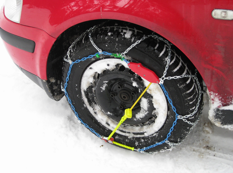 Les chaines neige montées sur vos pneus #chaines #chaînes